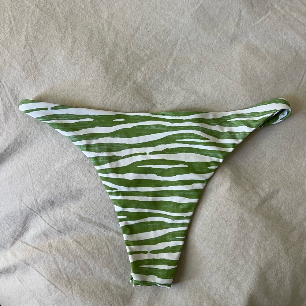 Green and White Animal Print Summer Bikini - Picture 4 of 7